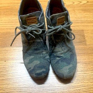 Toms camo wedge bootie shoes 7.5